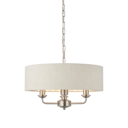 Lampa wisząca Highclere ecru, średnica 50 cm, wysokość 142 cm, tkanina, chromowany metalowy stelaż, trzy źródła światła, zawieszona na łańcuchu, białe tło.