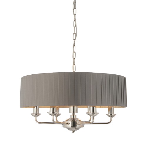 Lampa sufitowa wisząca Highclere z niklowanym wykończeniem, z cylindrycznym abażurem w kolorze szarym i teksturze plisowanej. Produkt jest montowany na suficie, z pięcioma punktami świetlnymi umieszczonymi na metalowych ramionach.