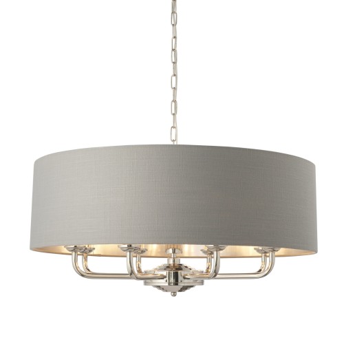 Lampa sufitowa wisząca Highclere w kolorze szarym z tkaniny, z metalowymi elementami w odcieniu niklu. Okrągły klosz o średnicy około 5 cm, zawieszony na łańcuchu. Widoczny detal mocowania i włącznika. Bez widocznych napisów.
