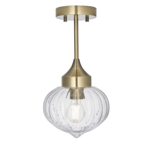 Lampa sufitowa Addington, wysokość 35 cm, z kloszem ze szkła w formie bulwy i podstawką z antycznego mosiądzu. Produkt wiszący, o opływowym kształcie, z widoczną żarówką wewnątrz. Tło białe, co podkreśla przezroczystość szkła.