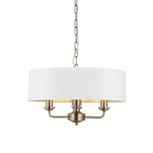 Lampa sufitowa wisząca, antyczny brąz, okrągły biały klosz, 3 źródła światła, regulowana wysokość 35-142 cm, metalowo-tkaninowy design, zawieszona na łańcuchu, frontalny widok, białe tło.
