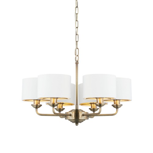 Klasyczna lampa sufitowa wisząca z mosiądzu, pięć białych abażurów, okrągły kształt, regulowana wysokość 50-185,5 cm, mosiężne łączniki z półprzezroczystymi abażurami, widok z przodu na jednolitym tle.