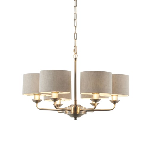 Lampa sufitowa wisząca Highclere w kolorze chromu z tkaninowymi kloszami w neutralnym odcieniu, zawieszona na łańcuchu. Produkt prezentuje cztery ramiona z podświetleniem, ukazany z przodu na białym tle. Długość regulowana od 30 do 90 cm.