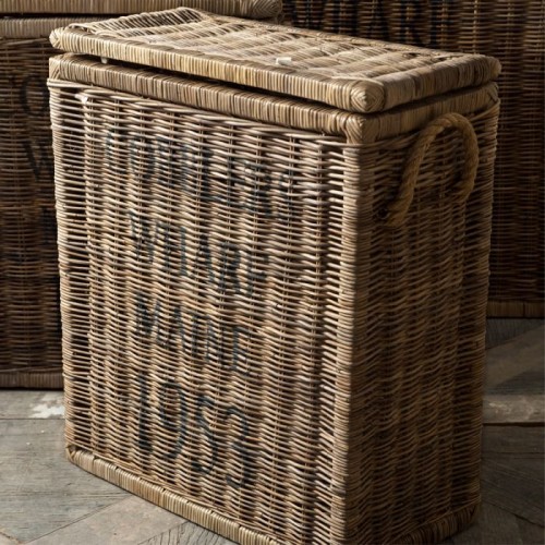 Rattanowy kosz/kufer Cobblers Wharf S Riviera Maison, beżowy, o wymiarach 60x30x70 cm. Wysoka jakość plecionki, z otwartą pokrywą, z widocznymi uchwytami po bokach oraz czarnym napisem na frontowej stronie. Kosz stoi na płaskiej powierzchni.