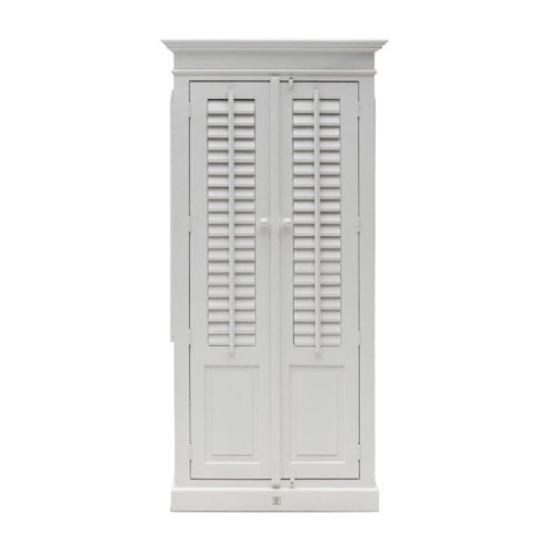 Biała szafa w stylu Hamptons, wymiary 95x45x210 cm. Z przodu podwójne drzwi z żaluzjami, ozdobne detale na górze. Mebel stoi na płaskiej podstawie, wykonany z drewna, idealny do aranżacji wnętrz w stylu klasycznym.