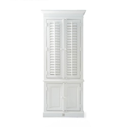 Biała szafa New Orleans Riviera Maison 96x60x230 cm, z dwoma górnymi drzwiami z lamelami i dwoma gładkimi dolnymi, drewniana, klasyczna, idealna do przechowywania w różnych wnętrzach.