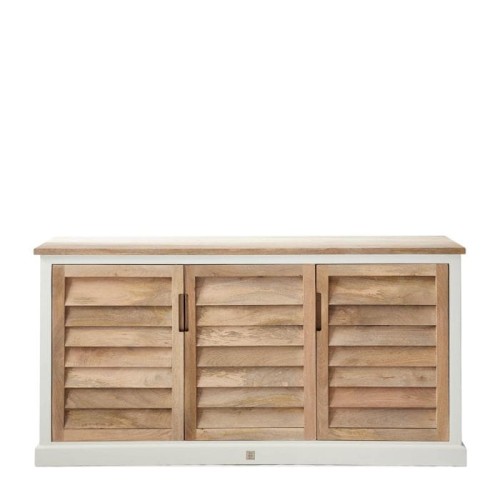 Komoda Pacifica Riviera Maison 182x50x91 cm z jasnego drewna, trzy drzwi z żaluzjami, biała podstawa i blat, minimalistyczna forma, prostokątne uchwyty ułatwiające otwieranie.