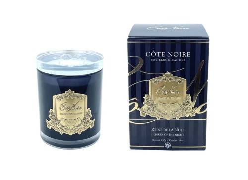 Sojowa świeca w ciemnoniebieskim szkle z przezroczystą pokrywką, złotym logo Côté Noire i napisem Queen of the Night. Elegancka etykieta z pionowymi paskami. Waga: 450 g.