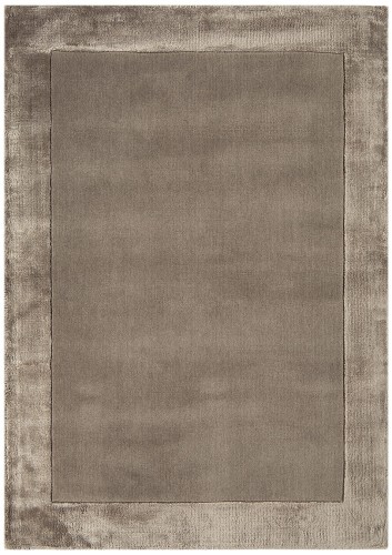 Dywan Ascot Taupe w kolorze taupe, prostokątny, z klasycznym, gładkim wzorem. Widoczny jest miękki brzeg i struktura tkaniny. Produkt leży na płaskiej powierzchni, na jednolitym tle, co podkreśla jego kolor i fakturę.