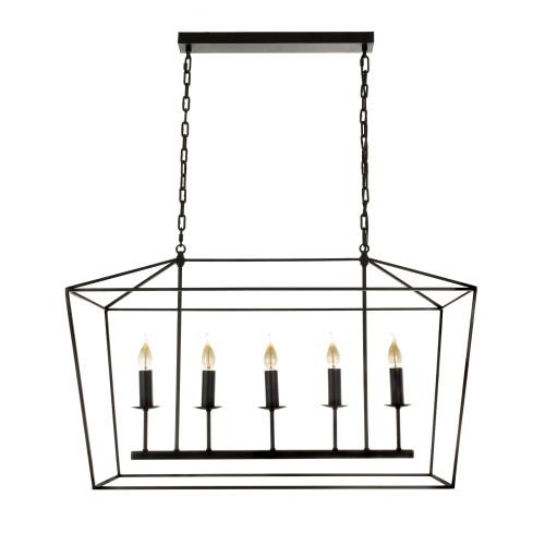 Lampa sufitowa Geen L w kolorze czarnym, wykonana z metalu, o geometrycznym kształcie w formie prostokątnej. Produkt wiszący, z pięcioma miejscami na żarówki, prezentowany na białym tle, z niewidocznym logo i detalami montażu.