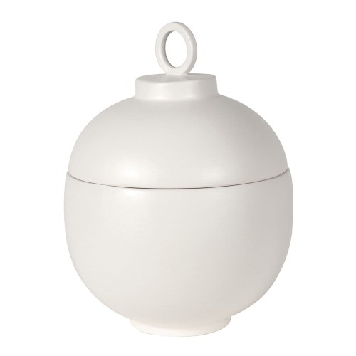 Ceramiczny pojemnik Biloo w kolorze kremowym, o okrągłym kształcie i wysokości 30 cm. Ujęcie z boku pokazuje pokrywę z uchwytem w formie pętli. Gładka faktura ceramiki, bez widocznych napisów czy wzorów, na jednolitym tle.