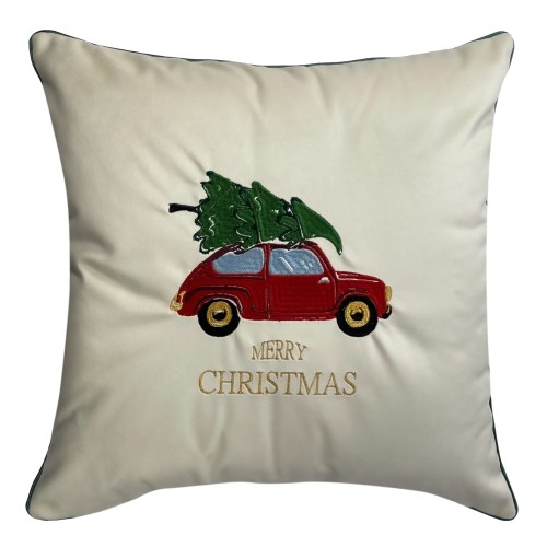 Poduszka dekoracyjna o haftowanym wzorze przedstawiającym czerwony samochód z choinką na dachu. W dolnej części widnieje napis MERRY CHRISTMAS. Produkt ma prostokątny kształt oraz jest uszyty z materiału w jasnym kolorze.