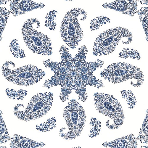 Wzór tapety w odcieniach niebieskiego na białym tle, przedstawiający eleganckie motywy paisley oraz kwiatowe. Wzory są uporządkowane w symetryczny sposób, tworząc efektowną kompozycję. Tapeta ma gładką teksturę, idealna do dekoracji wnętrz.