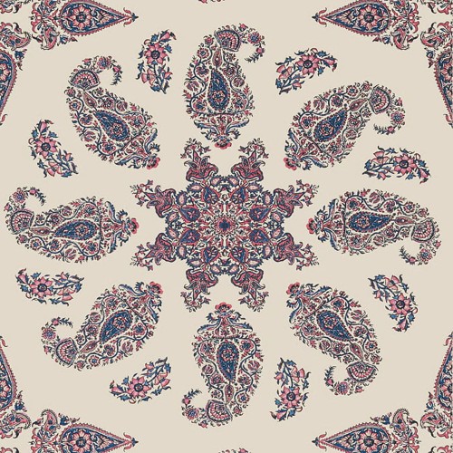 Tapeta Thibaut Anna French EAST INDIA w odcieniach niebieskiego, beżowego i różowego, z bogatym wzorem paisley oraz kwiatami na jasnym tle. Grafikę ukazano frontalnie, z wyraźnymi detalami kolejnych motywów, które tworzą harmonijną całość.