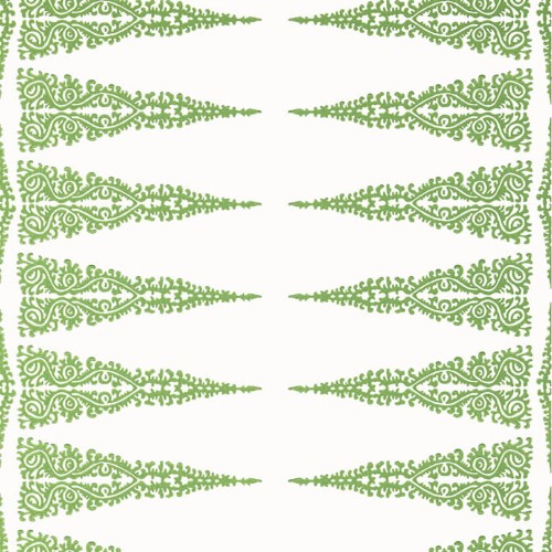 Tapeta Thibaut Anna French ELLERY STRIPE w zielonym kolorze z białym tłem, ozdobiona wzorem w kształcie zawirowanych liści. Prosty, powtarzający się motyw, ukazujący detale w odcieniach zieleni, idealna do aranżacji wnętrz.