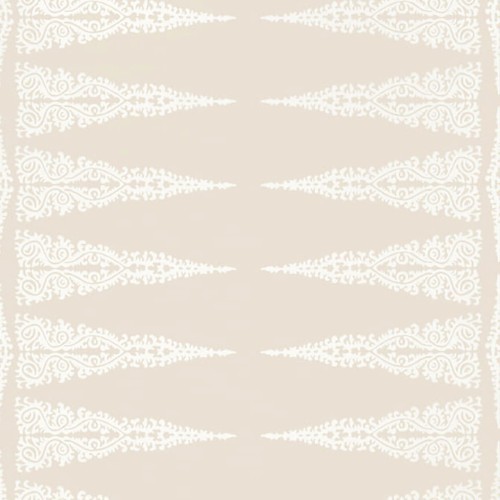 Tapeta Thibaut Anna French ELLERY STRIPE w kolorze białym i beżowym z abstrakcyjnym wzorem, przedstawiająca symetryczne, faliste kształty. Widok frontalny, tło jednolite, pastelpinkowe. Idealna do dekoracji wnętrz.