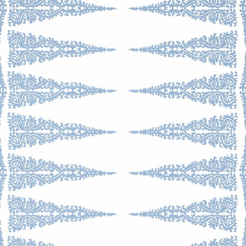Tapeta Thibaut Anna French ELLERY STRIPE w kolorze niebieskim i białym z delikatnym, ornamentalnym wzorem. Widoczny fason w pionowych pasach, na białym tle. Produkt w formie zrolowanej, przeznaczony do dekoracji wnętrz.