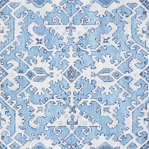 Tapeta Thibaut Anna French PONTORMA w kolorze błękitnym z ornamentowym wzorem w odcieniach bieli i subtelnych niebieskich tonacjach. Widok z bliska, na całej powierzchni, eksponujący detale wzoru. Idealna do nowoczesnych aranżacji wnętrz.