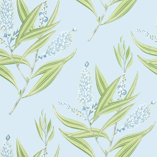 Tapeta Thibaut Anna French WINTER BUD w kolorze błękitnym i zielonym, z delikatnym wzorem roślinnym, przedstawia gałęzie z niebieskimi i zielonymi kwiatami oraz liśćmi. Kąt ujęcia frontalny, na jednolitym tle. Idealna do dekoracji wnętrz.