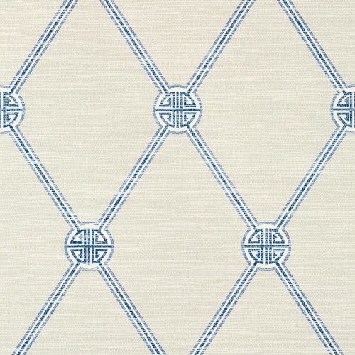 Tapeta Thibaut Anna French TURNBERRY TRELLIS w kolorze beżowym z niebieskim wzorem w romby, lekko teksturowana. Produkt ukazany w zbliżeniu, na jednolitym tle, prezentuje stylowy ponadczasowy motyw, idealny do dekoracji wnętrz.