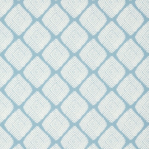 Tapeta Thibaut Anna French o wzorze w jasnoniebieskie diamenty, z białymi, geometrycznymi detalami. Produkty ukazane na jasnym tle, w orientacji frontalnej. Idealna do eleganckich wnętrz, dodająca lekkości i świeżości.