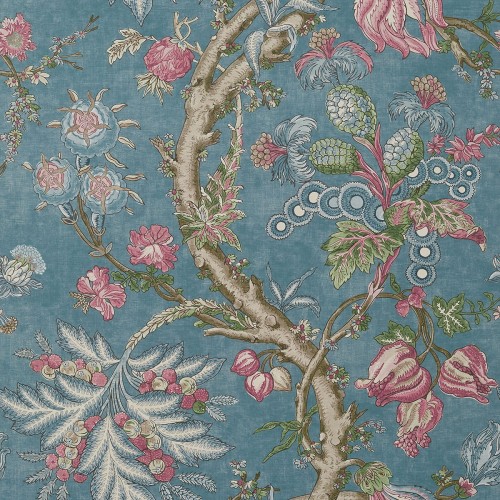 Tapeta Thibaut Anna French CHATELAIN w odcieniach różowym i niebieskim, z bogatym, kwiatowym wzorem oraz detalami roślinnymi, rozmieszczonymi na jednolitym, błękitnym tle. Ujęcie frontalne, ukazujące całkowity motyw tapety.