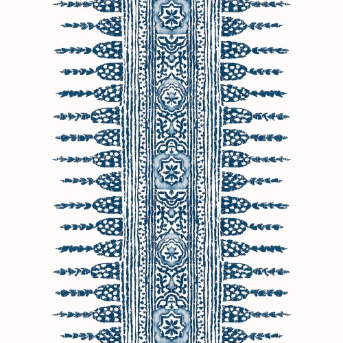 Tapeta Thibaut Anna French w kolorze granatowym i białym, z wzorem w paski. Ujęcie frontalne przedstawia detale ornamentów, takich jak kwiatowe i geometryczne motywy. Tło jest białe, co podkreśla kontrast wzoru. Wymiary nie są określone.