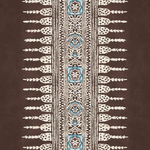 Tapeta Thibaut Anna French JAVANESE STRIPE w kolorze brązowym z jasnobrązowym wzorem w stylu skandynawskim. Frontalny kąt ujęcia ukazuje dekoracyjne pasy z symetrycznymi motywami, w tym kwiaty i linie o fakturze naturalnego papieru.