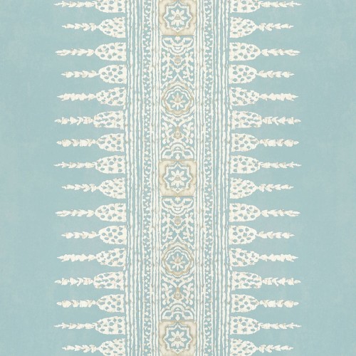 Tapeta Thibaut Anna French JAVANESE STRIPE w odcieniach błękitu i bieli, z dekoracyjnym wzorem w postaci linii i ornamentów. Produkt ukazany w zbliżeniu, na jednolitym tle. Tekstura matowa, przystosowana do aranżacji wnętrz.