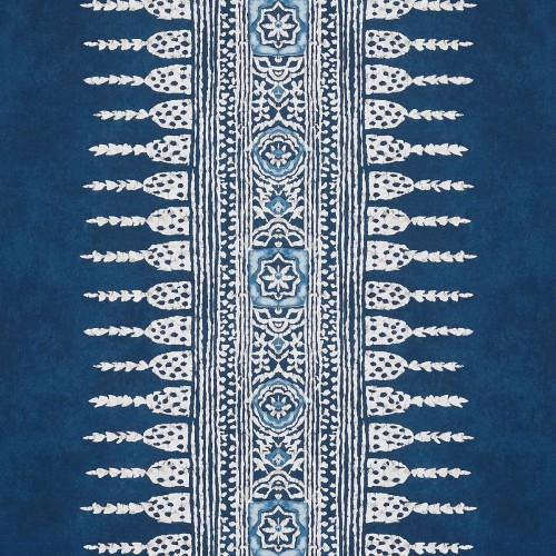 Tapeta Thibaut Anna French JAVANESE STRIPE w granatowym kolorze z białymi geometrycznymi i roślinnymi wzorami, o gładkiej fakturze i pionowym układzie motywów na jednolitym tle.