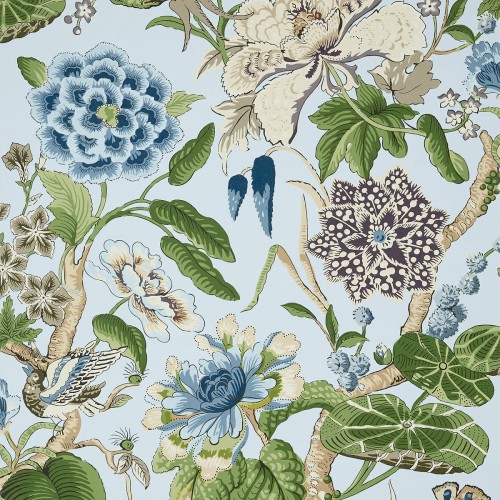 Tapeta Thibaut Anna French HILL GARDEN w jasnoniebieskim kolorze z kwiatowym wzorem. Widoczne niebieskie i kremowe kwiaty, zielone liście oraz szczegóły w odcieniach fioletu. Materiał o gładkiej fakturze, zaprojektowany do dekoracji wnętrz.