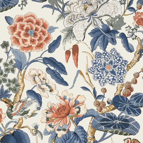 Tapeta Thibaut Anna French HILL GARDEN w granatowo-ceglanym wzorze roślinnym, z dużymi kwiatami w odcieniach czerwieni, różu i niebieskiego. Materiał teksturowany, o matowym wykończeniu. Ułożona na jasnym tle, widoczne detale liści i ptaków.