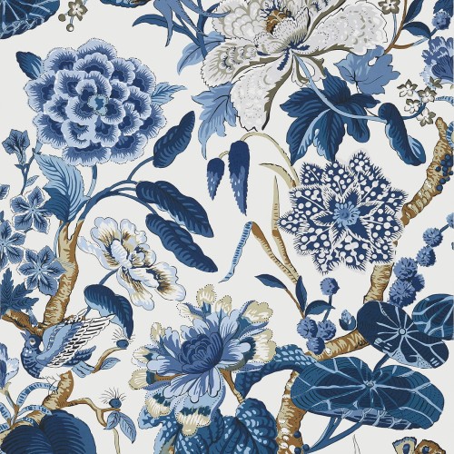 Tapeta Thibaut Anna French HILL GARDEN w granatowo-białym kolorze, z bogatym, kwiatowym wzorem na jasnym tle. Ujęcie frontalne, ukazujące detale roślinne oraz ptaki. Materiał teksturowany, idealny do aranżacji wnętrz.