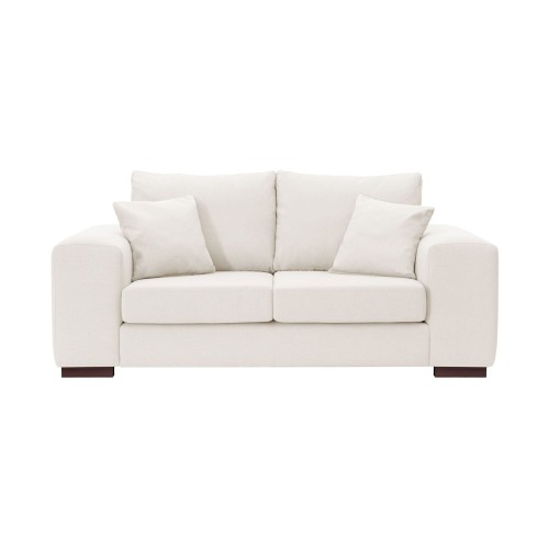 2,5-osobowa sofa w odcieniu jasnego beżu, z poduszkami w komplecie. Prosty, nowoczesny kształt z szerokimi bokami i tapicerka z miękkiego materiału. Ujęcie frontalne, sofa umieszczona na jasnym tle. Wymiary 185x110x86 cm.