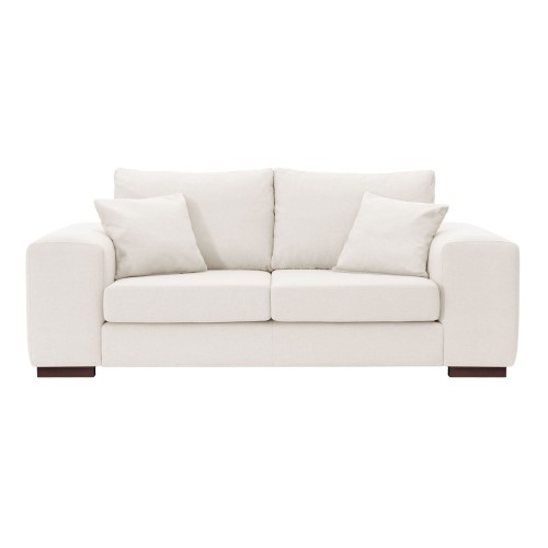 Trzyosobowa sofa Azaro w jasnym kolorze, z prostym, kwadratowym kształtem. Posiada dwa główne oparcia i dwa poduszki, umieszczona frontalnie na jednolitym tle. Wymiary: 210x110x86 cm. Zachowuje nowoczesny design z drewnianymi nogami.