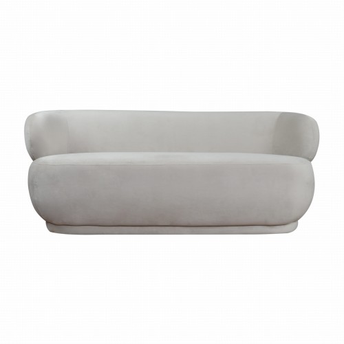 Nowoczesna, designerska sofa Joka II w jasnym odcieniu szarości, z zaokrąglonymi bokami. Ujęcie frontalne, produkt leżący. Wymiary: 170x78x69 cm. Tapicerka o gładkiej fakturze, bez widocznych napisów czy logo, na prostym białym tle.