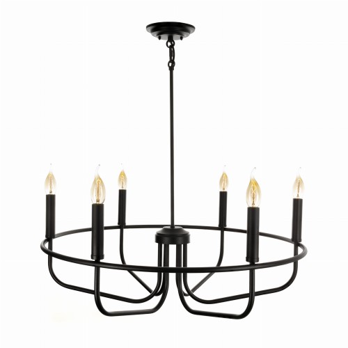 Stylowa duża lampa sufitowa w kolorze czarnym z okrągłym, metalowym stelażem. Posiada sześć gniazd na żarówki przypominające płomienie. Zawieszona na cienkim łańcuchu, widok frontalny na całą konstrukcję. Białe tło.
