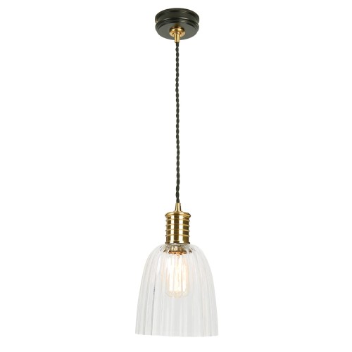 Lampa wisząca Ravello z mosiądzu, z przezroczystym kloszem o żłobionej fakturze, zawieszona na kolorowym przewodzie. Ujęcie frontalne, produkt wisi z sufitu, dobrze widoczna konstrukcja oraz źródło światła wewnątrz klosza. Tło białe.