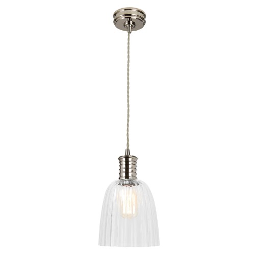 Lampa wisząca Ravello niklowa z przezroczystym, żłobkowanym kloszem na cienkim przewodzie. Białe tło podkreśla elegancki, nowoczesny design i eksponuje żarówkę.