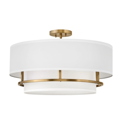 Stylowa lampa wisząca Gela, z okrągłym kloszem w kolorze białym, wykonanym z materiału, z metalowymi elementami w lakierowanym mosiądzu. Produkt zawieszony, widok frontalny, konstrukcja z dwoma poziomymi pierścieniami.