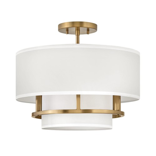 Stylowa lampa wisząca Gela II w lakierowanym mosiądzu z białym kloszem. Produkt wiszący, ukazany z góry, z delikatnymi detalami struktury mosiądzu oraz subtelnym wykończeniem. Widoczne mocowanie sufitowe.