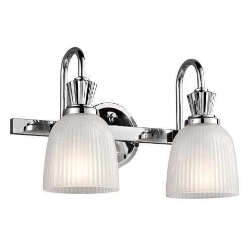 Kinkiet Triest II w chromie z dwoma mlecznymi, żłobionymi kloszami. Klasyczny, symetryczny design, rozproszona iluminacja, montaż ścienny, jednolite tło podkreśla produkt.