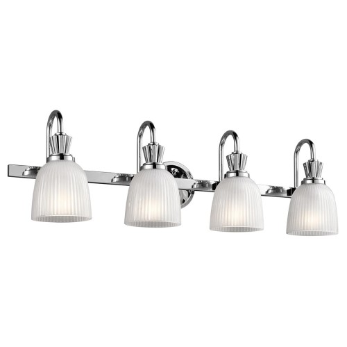 Kinkiet Triest IV w kolorze chromu z czterema kloszami w opalowym szkle, umocowany na metalowym pasku. Ujęcie frontalne, produkt wiszący, prezentujący elegancki design i teksturowane klosze. Tło jednolite, białe. Idealny do nowoczesnych wnętrz.