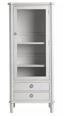 Wąska witryna drewniana Henshaw Laura Ashley w jasnoszarym kolorze, z przeszklonym frontem, dwoma półkami wewnętrznymi i dwoma szufladami na dole. Wymiary: 67x42x160 cm. Ułożona w pozycji stojącej.