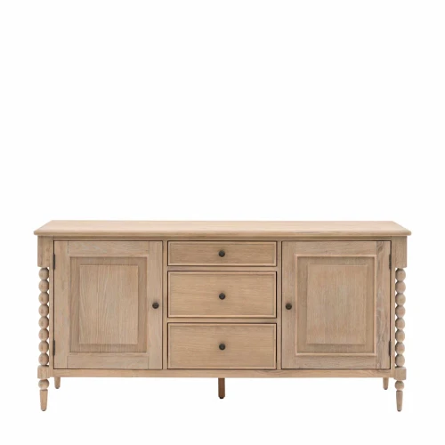 Designerska Dębowa Komoda Artisan 165x45x80cm w kolorze jasnego dębu, z trzema szufladami i dwoma drzwiami. Ujęcie frontalne, stojący mebel z dekoracyjnymi, okrągłymi nogami. Proste tło, które podkreśla naturalny wygląd drewna.