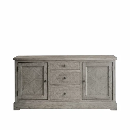 Designerska komoda Rustique w odcieniu szarości, o wymiarach 150x45x80 cm. Posiada dwa drzwi z dekoracyjnymi wzorami i trzy szuflady z okrągłymi uchwytami, prezentowana frontalnie na jasnym tle. Drewniana faktura podkreśla jej naturalny charakter.
