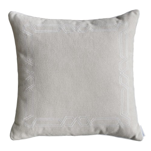 Poduszka dekoracyjna Linea Decor Frame w neutralnym, szarym kolorze z wyszytym, geometrycznym wzorem w białym kolorze. Ujęcie frontalne, poduszka leży płasko, ma kwadratowy kształt. Widoczne detale tkaniny o wyraźnej fakturze.