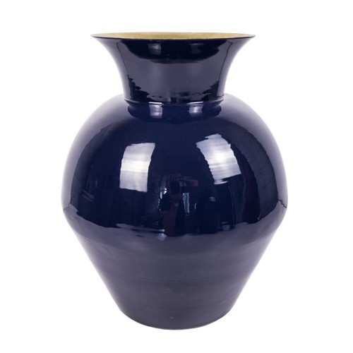 Metalowy wazon w kolorze indigo, o wysokim połysku. Wysokość 34 cm, w kształcie zwężającej się u góry misy. Ujęcie frontalne, zaprezentowany na białym tle, bez widocznych napisów lub dekoracji.