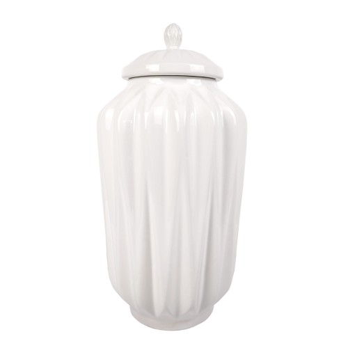 Waza amfora ceramiczna w kolorze białym, wysoka na 52 cm, z dekoracyjnymi żłobieniami. Ujęcie frontalne pokazuje stojącą wazon, z pokrywką zakończoną kulistym elementem. Proste tło umożliwia skupienie na detalach produktu.
