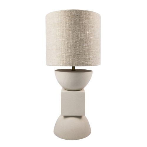 Podstawa lampy stołowej Geo o wysokości 65 cm, wykonana z jasnego, matowego materiału. Kształt trójczłonowy: kulisty, sześcienny i stożkowaty. Abażur z tkaniny w naturalnym odcieniu. Ujęcie frontalne, produkt stojący na białym tle.